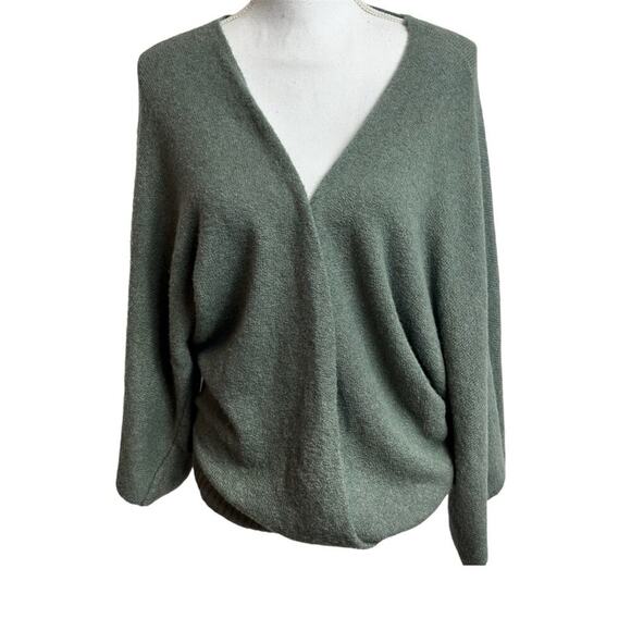 WEARING YOUR HEART ON YOUR SLEEVE WOMEN GREEN SWEATER TOP SIZE MEDIUM NEW - Picture 1 of 6